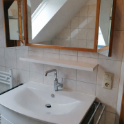 spiegel und waschbecken im badezimmer